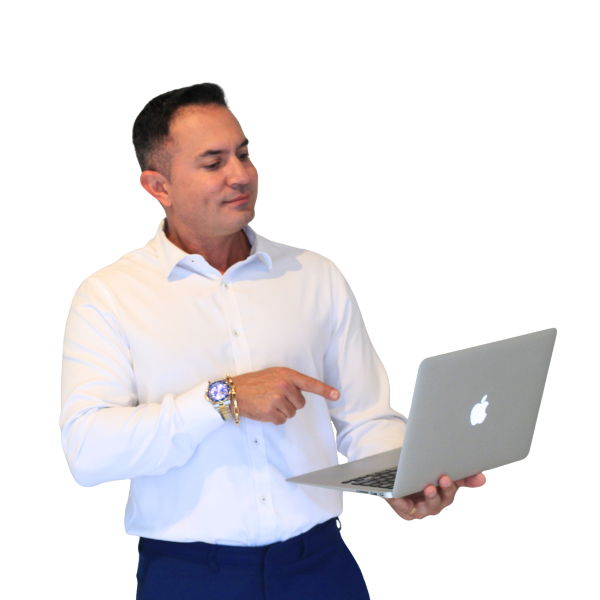 Flavinho Alves com notebook - Plataforma Online